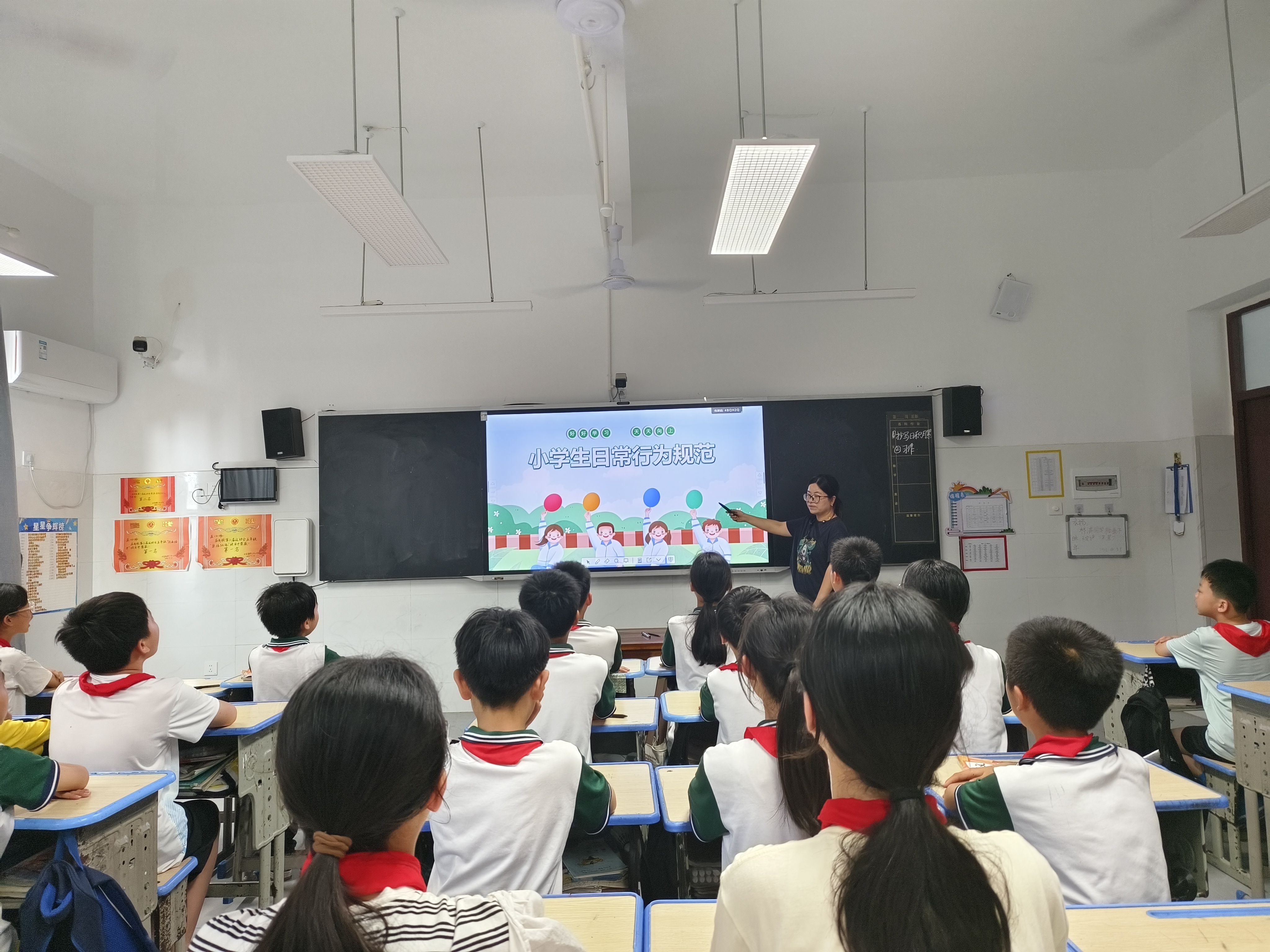 1747796285521909.jpg 学校动态照片_爱奇艺.jpg