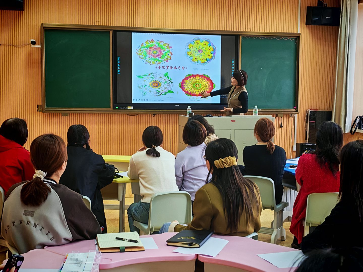 闫老师与学校老师开展心理健康活动.jpg