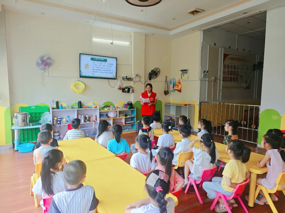5月20日，广西壮族自治区柳州市鱼峰区天湖社区关工小组联合小精灵幼儿园，共同开展“巧手塑小满，童心传节气”主题手工活动2.jpg