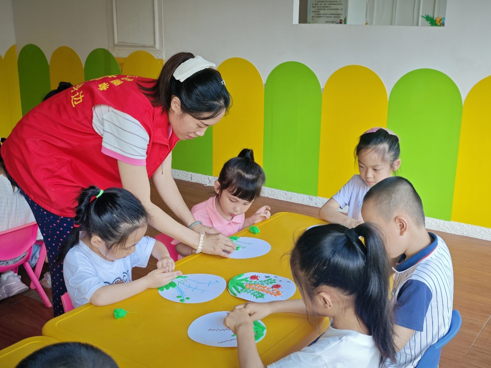 5月20日，广西壮族自治区柳州市鱼峰区天湖社区关工小组联合小精灵幼儿园，共同开展“巧手塑小满，童心传节气”主题手工活动1.jpg