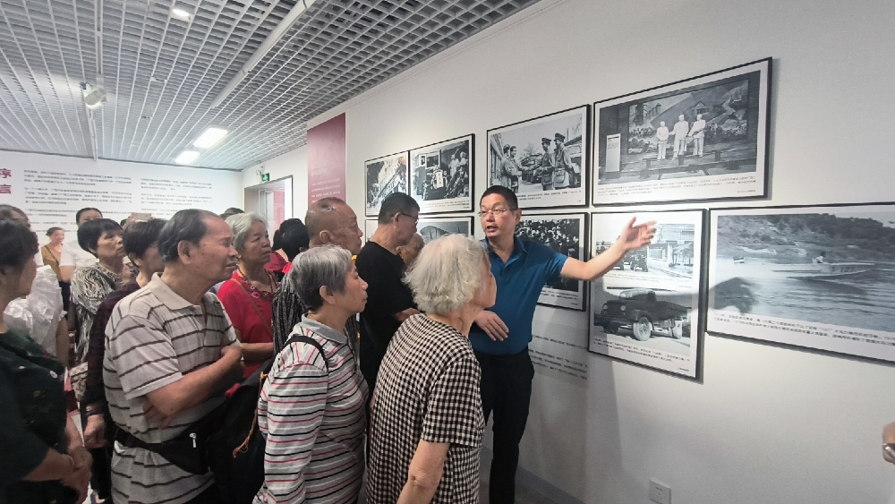 1747820831139401.jpg “五老”们参观摄影展仔细聆听讲解.jpg