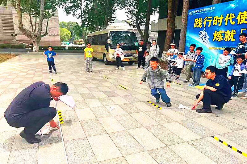 1747869275673519.jpg 江苏省南京市玄武区孝陵卫街道小卫街社区开展“云端筑梦,童心启航”航空主题研学活动(2).jpg