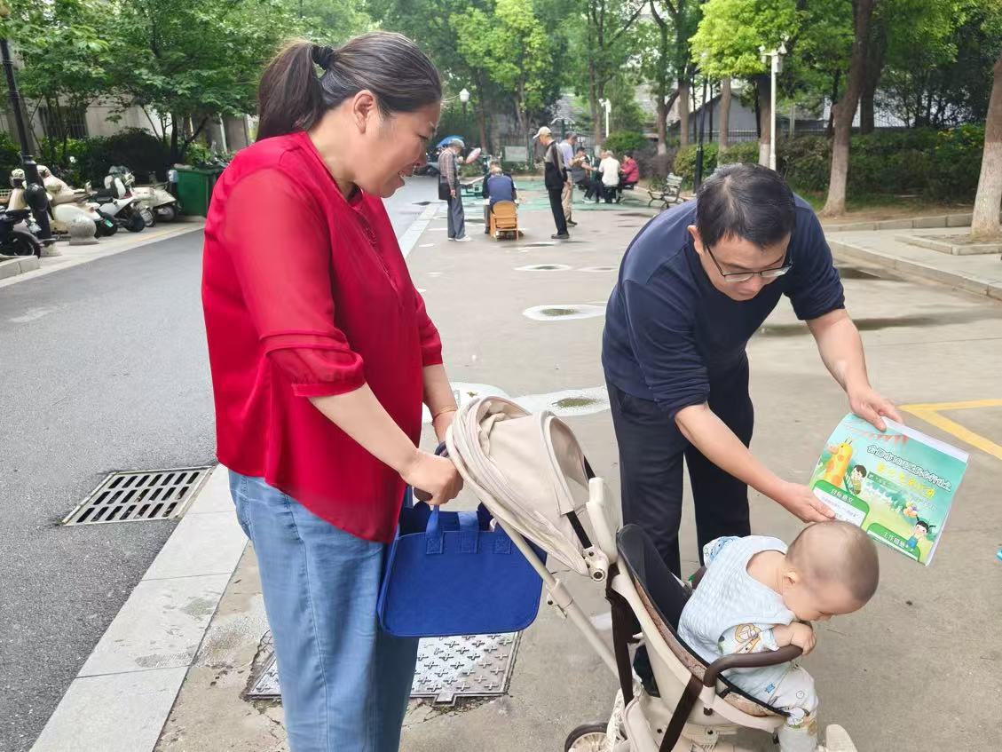 1747899039522736.jpg 工作人员走进小区向居民介绍托育政策引导居民将幼儿送往辖区内托育机构,解决居民无人照看幼儿问题,增加居民送托意愿.jpg