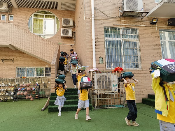 1747906160729972.jpg 5月12日,柳州市柳南区河西街道宏都社区关工小组、新时代文明实践站组织辖区内约200名师生开展“大手拉小手 防灾同步走”防灾应急演练1(龙玉凤).jpg
