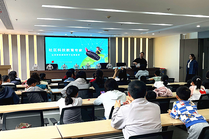 1747907156273705.jpg 江苏省南京市玄武区红山街道红山社区“小小科学家 机器人探秘之旅”点燃青少年科技梦想.jpg