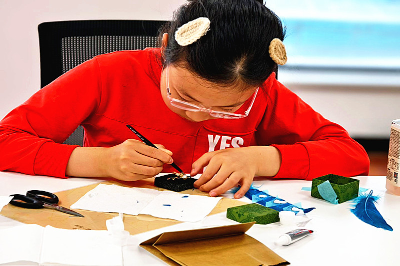 1747978151893043.jpg 江苏省南京市玄武区百子亭社区关工委开展“以‘翠’传情,童心献礼”点翠非遗传承主题活动(3).jpg