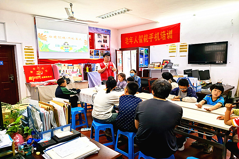 1747990018788160.jpg 江苏省南京市玄武区孝陵卫街道南农大社区开展手“母爱秾情 共绘蓝天”活动(1).jpg