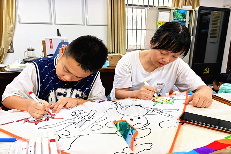 1747990026885025.jpg 江苏省南京市玄武区孝陵卫街道南农大社区开展手“母爱秾情 共绘蓝天”活动(2).jpg