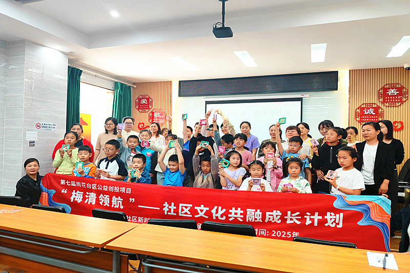 1747990171364543.jpg 江苏省南京市雨花台区梅山街道梅清苑社区关工委开展母亲节亲子活动(5).jpg
