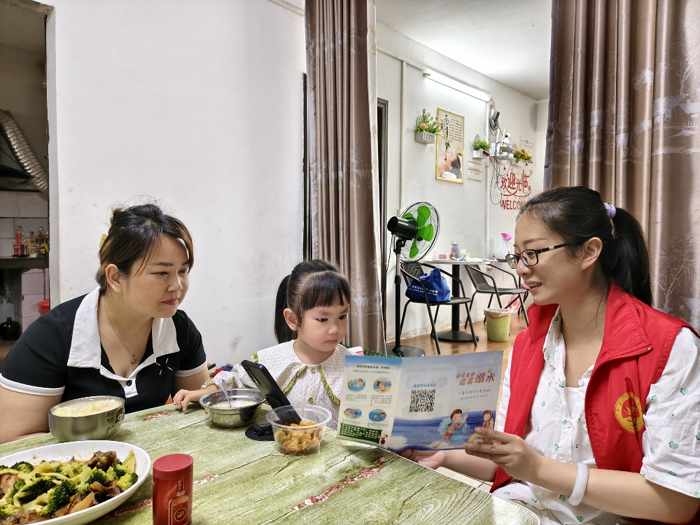 1747992687576145.jpg 志愿者下户到居民家中,向青少年儿童宣传防溺水.jpg