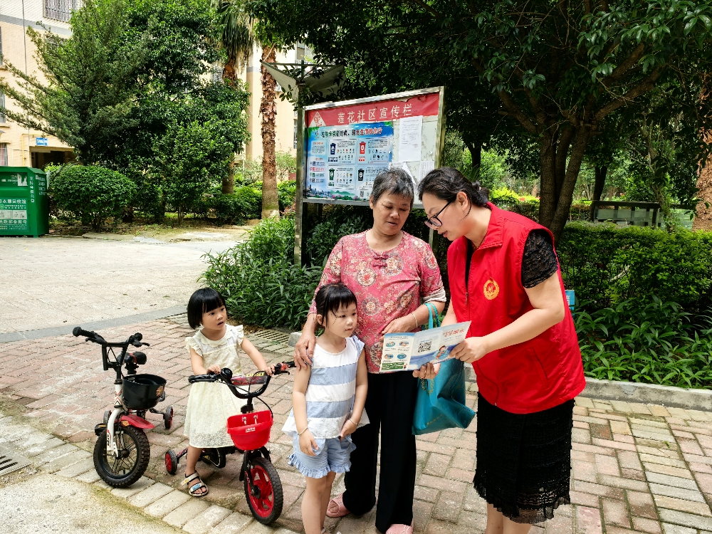 1747992695711063.jpg 志愿者向居民讲解防溺水知识.jpg