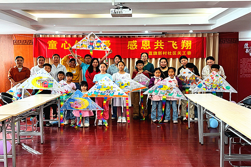 1748006155564497.jpg 江苏省南京市秦淮区大光路街道蓝旗新村社区关工委开展母亲节亲子活动(4).jpg