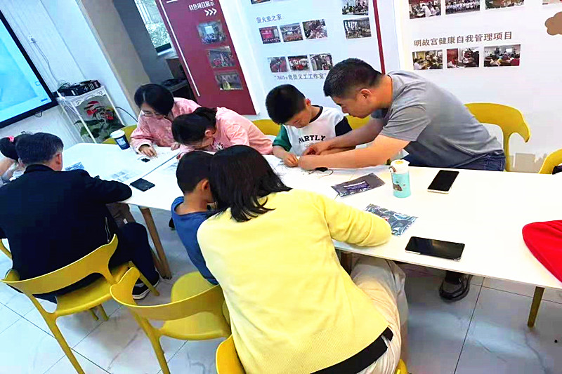 1748006435739514.jpg 江苏省南京市玄武区梅园新村街道兰园社区关工委开展了“初识芯片”科普讲座活动(2).jpg