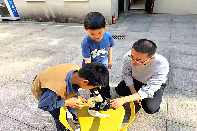 1748006445377186.jpg 江苏省南京市玄武区梅园新村街道兰园社区关工委开展了“初识芯片”科普讲座活动(3).jpg