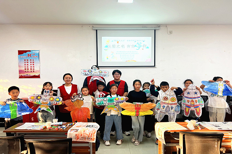 1748064163104253.jpg 江苏省南京市秦淮区银龙南苑社区关工委开展“以爱为名,有你‘筝’好”母亲节专题活动(1).jpg