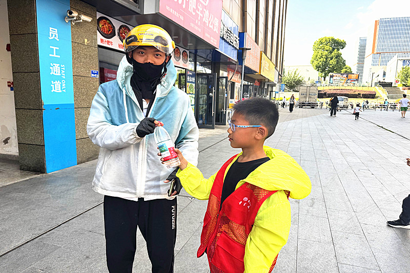 1748139452245588.jpg 江苏省南京市玄武区红山街道曹后社区开展“变废为宝,悦享劳动”五一特别活动(2).jpg
