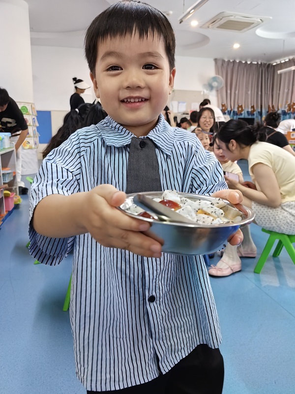 1748174061644651.jpg 品尝水果.jpg