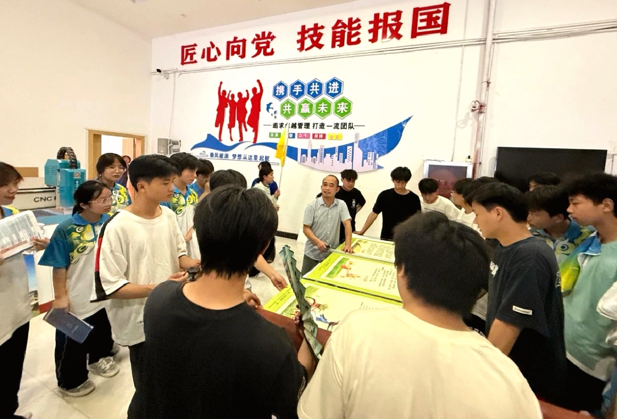 1748224207970334.jpg 职校参观.jpg