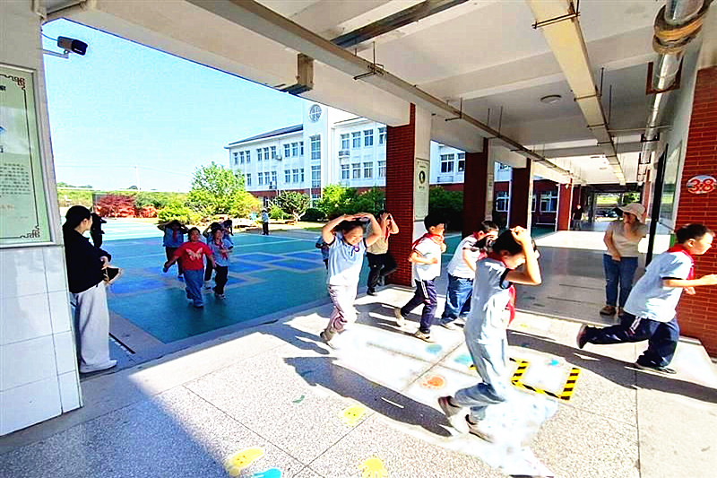 1748247548798146.jpg 江苏省南京市高淳区固城中心小学关工委开展“防震应急疏散演练”活动(1).jpg