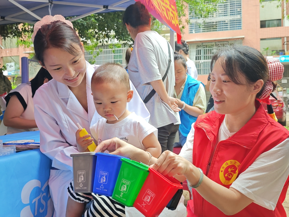 5月26日，广西柳州市天湖社区关工小组开展“垃圾分类新实践 绿色理念入人心”主题宣传活动.jpg