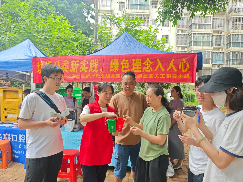 5月26日，广西柳州市天湖社区关工小组开展“垃圾分类新实践 绿色理念入人心”主题宣传活动(2).jpg