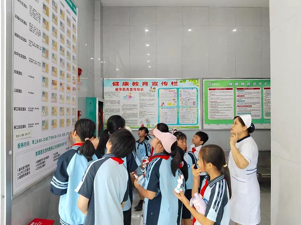 1748259325156282.jpg 5月12日,柳南区河西街道龙福社区新时代文明实践站、社区关工小组联合柳州市河西小学共同开展普及健康知识、走进卫生服务中心研学活动1(王艳).jpg