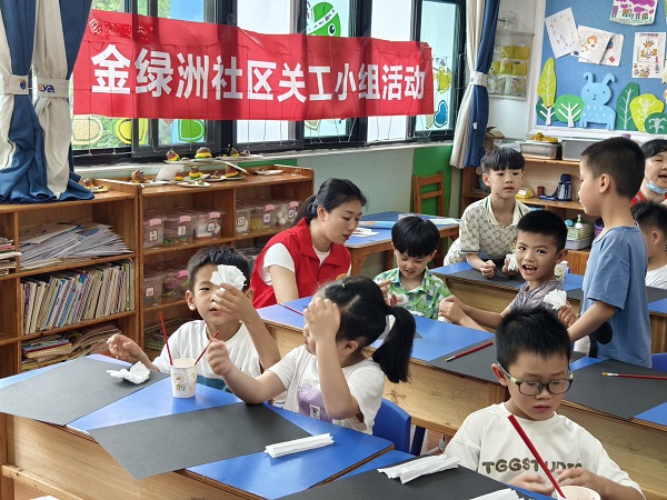 1748259495712761.jpg 2025年5月9日,金绿洲社区新时代文明实践站、关工小组组织开展小手折花送妈妈 童言稚语拒“毒”芽活动。3.jpg