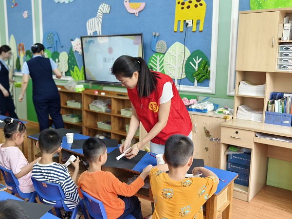 1748259528432299.jpg 2025年5月9日,金绿洲社区新时代文明实践站、关工小组组织开展小手折花送妈妈 童言稚语拒“毒”芽活动。4.jpg