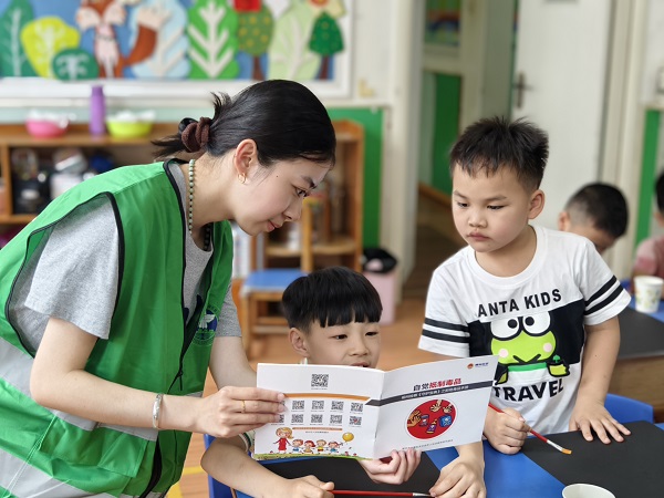 1748259550813234.jpg 2025年5月9日,金绿洲社区新时代文明实践站、关工小组组织开展小手折花送妈妈 童言稚语拒“毒”芽活动。 (2).jpg