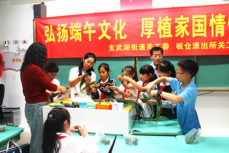 玄武湖街道关工委联合开展特色端午活动(11).jpg