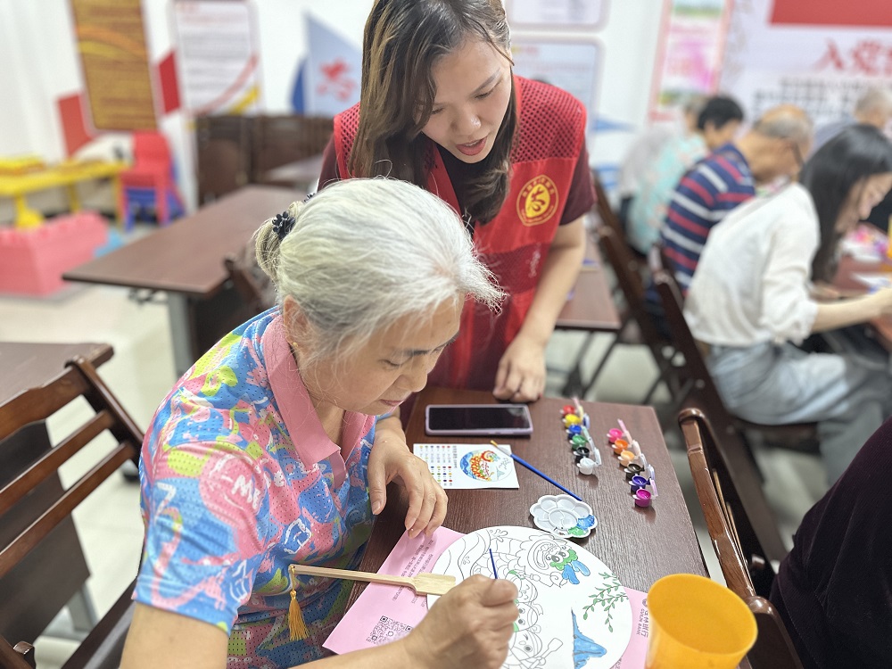 1748342925578410.jpg 广西柳州市鱼峰区晶远社区关工小组组织辖区“五老”开展“巧手绘扇面 浓情过端午”手工活动3.jpg