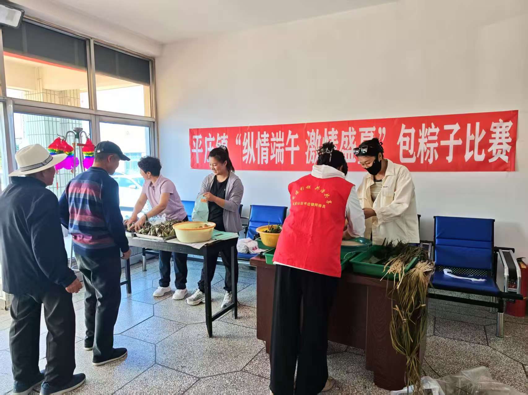 1748397902287707.jpg 元宝山区平庄镇关工委开展包粽子比赛活动照片1.jpg