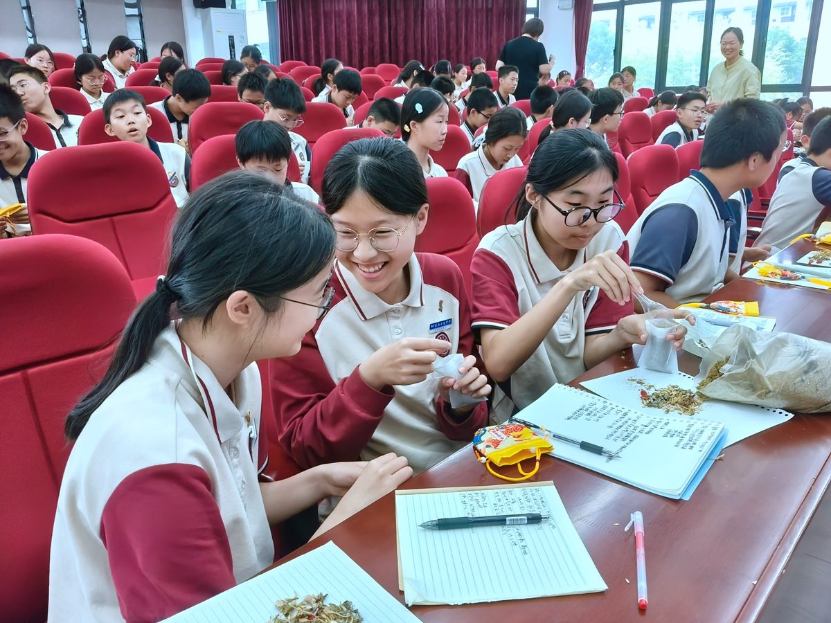 1748413178650905.jpg 遇见百草!石塘下社区携手镇海中医院、古塘中学共探中医药魅力111.jpg