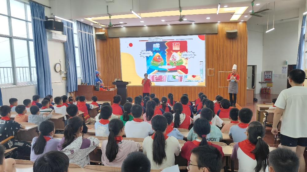 2025年5月28日，响水社区关工领导小组联合柳石路第三小学，在柳石三小的阶梯教室开展了一场别开生面的“我们的传统节日·端午”之“端午溯源”主题活动 (1).jpg