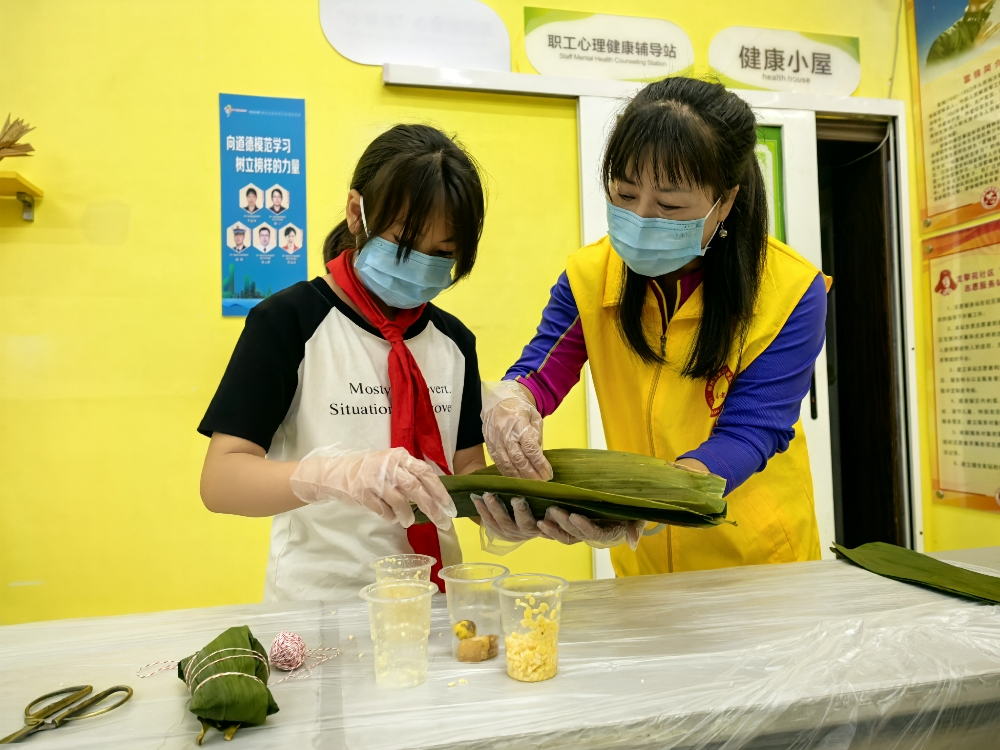 “五老”协助孩子们包粽子2.jpg