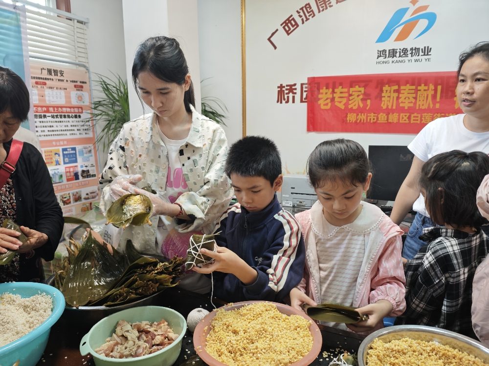 1748514213269298.jpg 包粽子活动现场.jpg