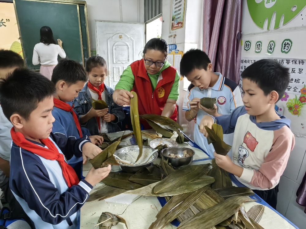 1748514577448950.jpg 广西柳州市鱼峰区天山社区关工领导小组开展“粽香满校园 端午情绵长”端午节包粽子活动.jpg