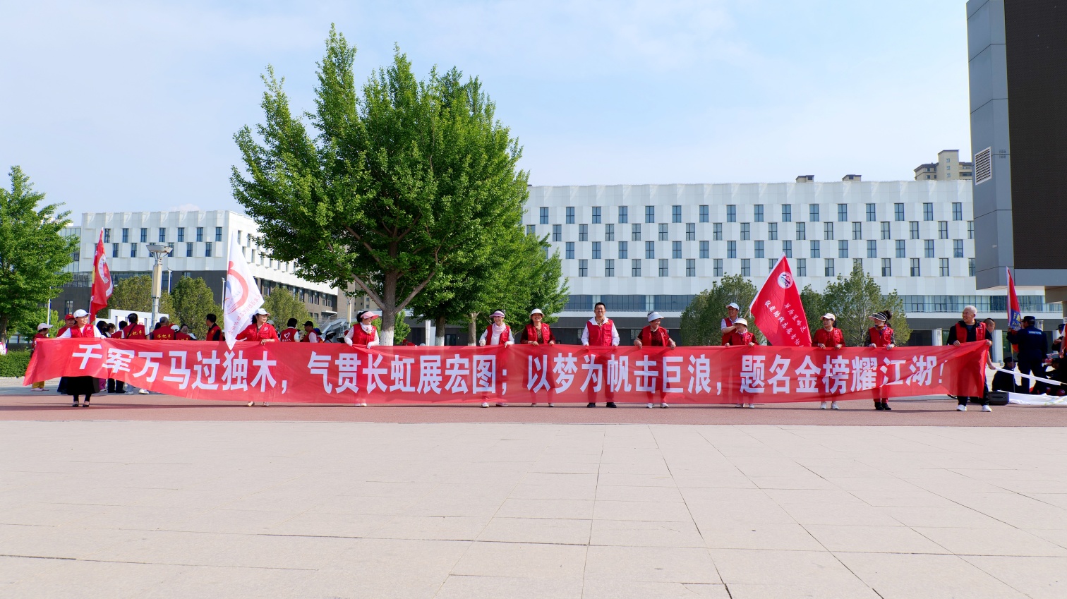 1748571543643070.jpg 元宝山区草原蓝哈达协会关工委积极筹备高考服务活动照片3_副本.jpg