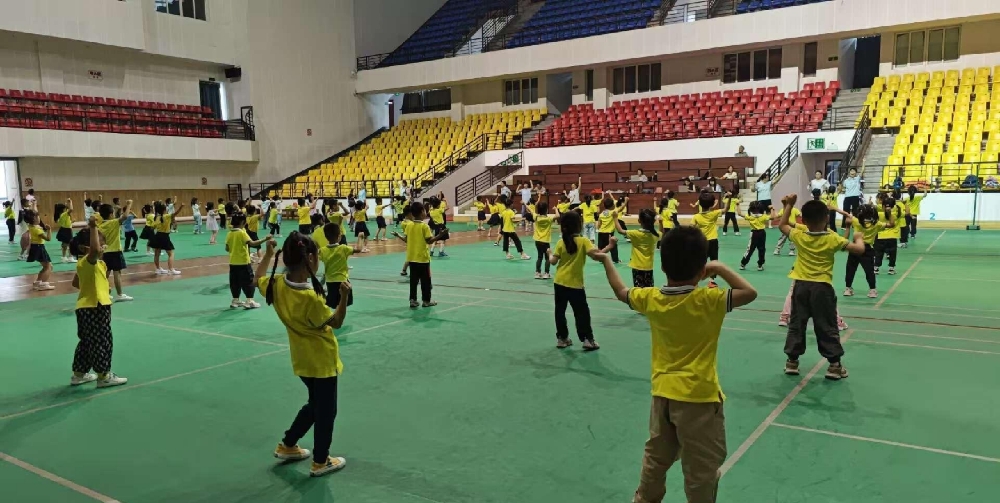 1748602580563210.jpg 5月30日,广西壮族自治区柳州市鱼峰区天湖社区关工小组、社区退役军人服务站联合辖区幼儿园开展“童心向党展风采 军魂传承伴成长”体艺文化节活动1.jpg