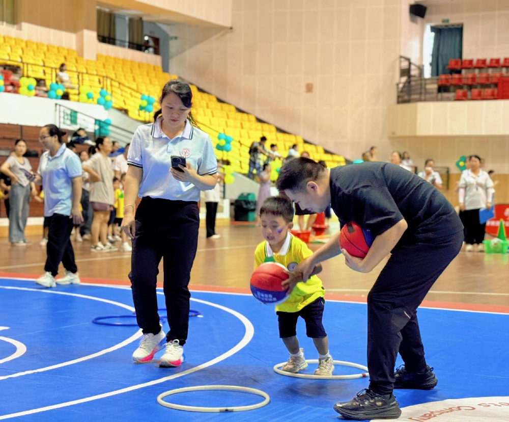 1748602645869986.jpg 5月30日,广西壮族自治区柳州市鱼峰区天湖社区关工小组、社区退役军人服务站联合辖区幼儿园开展“童心向党展风采 军魂传承伴成长”体艺文化节活动4.jpg
