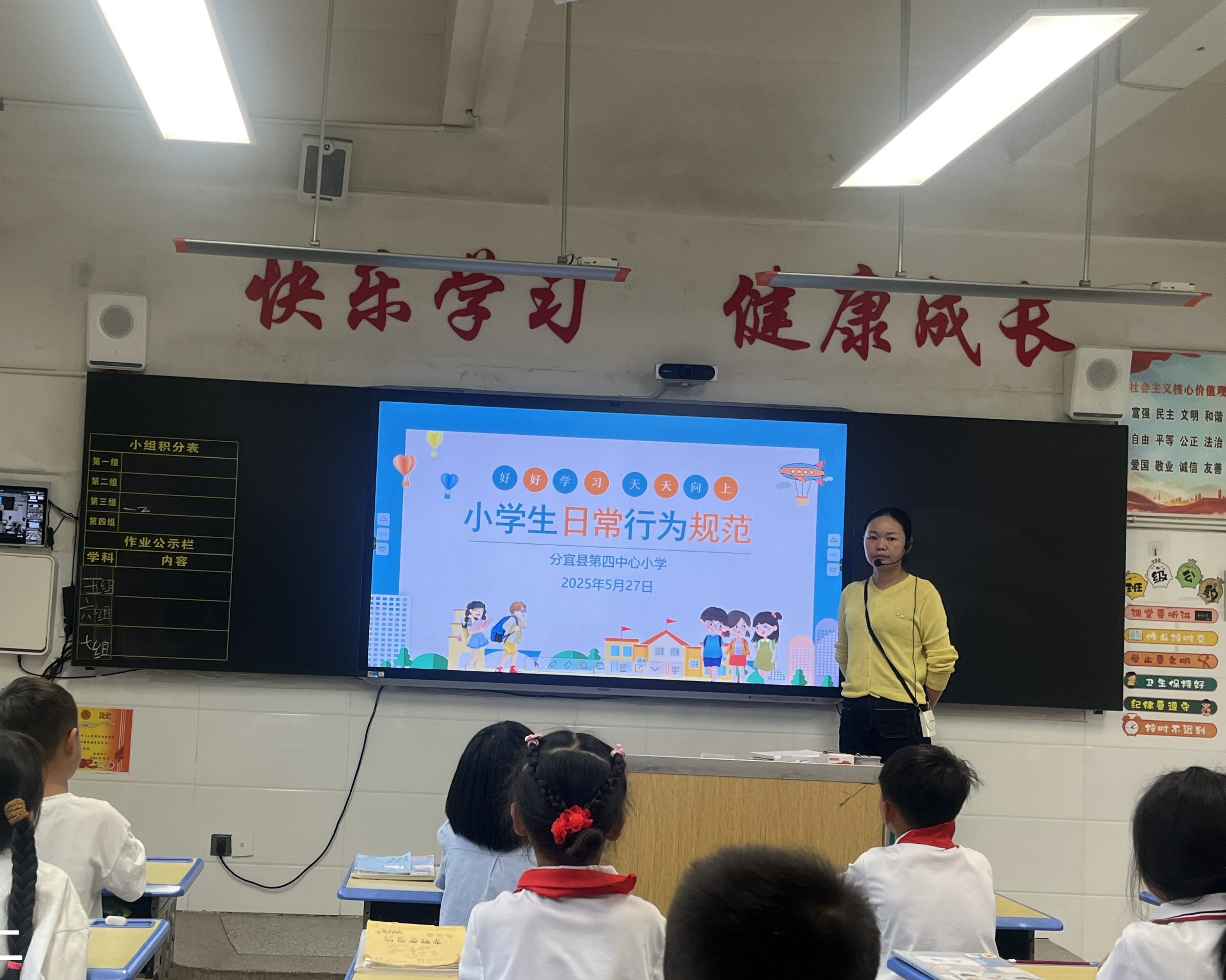 1748679296693254.jpg 2学校动态照片_爱奇艺.jpg