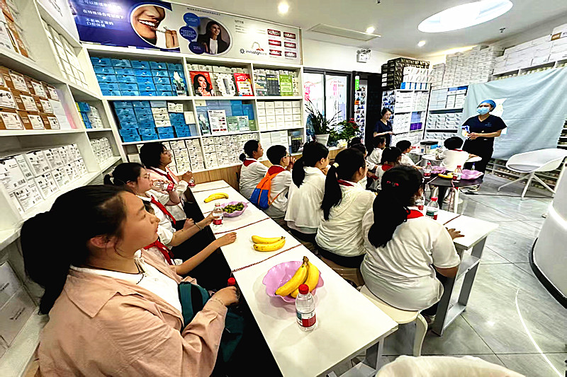 1748686275237582.jpg 玄武湖街道仙鹤门社区关工委开展“红领巾爱祖国 职业初体验”小小牙医研学活动(1).jpg