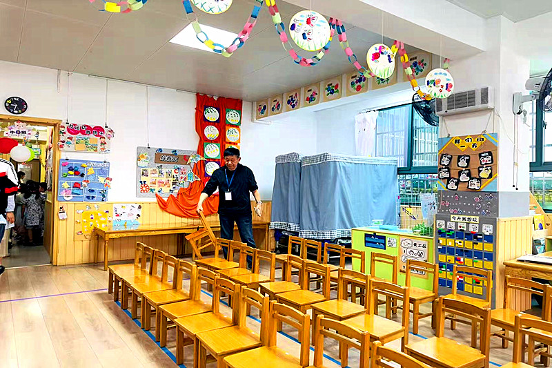 1748745573407881.jpg 玄武区梅园新村派出所关工站走进幼儿园开展校园安全检查(2).jpg