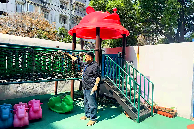 1748745602807090.jpg 玄武区梅园新村派出所关工站走进幼儿园开展校园安全检查(5).jpg