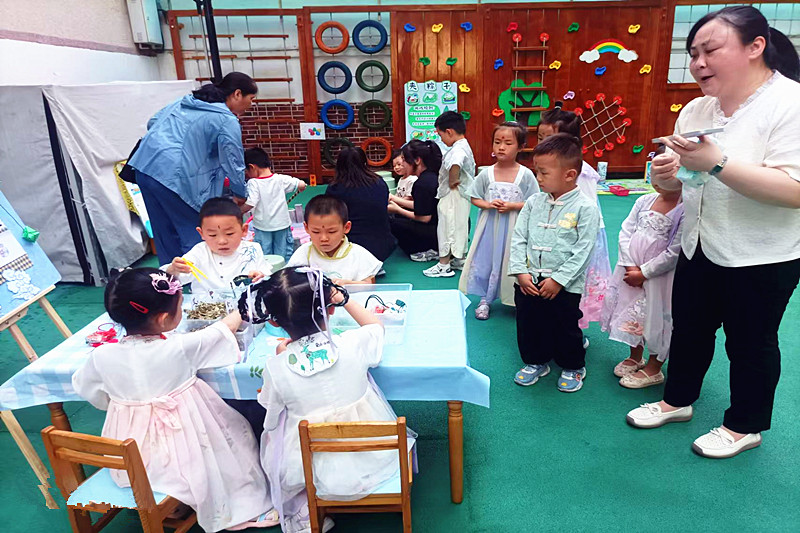 1748745915214265.jpg 玄武区梅园新村派出所关工站与花红园幼儿园共庆“六一”, 用传统端午元素点亮童趣时光(2).jpg