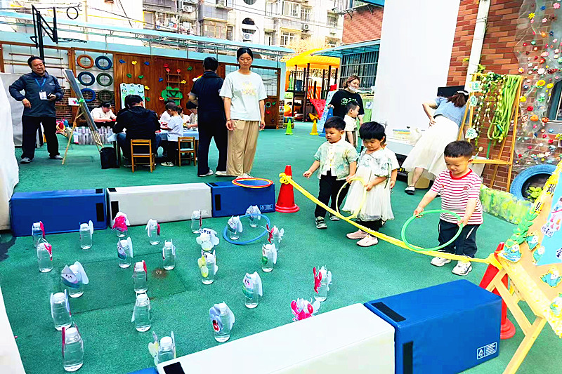 1748745926105994.jpg 玄武区梅园新村派出所关工站与花红园幼儿园共庆“六一”, 用传统端午元素点亮童趣时光(3).jpg