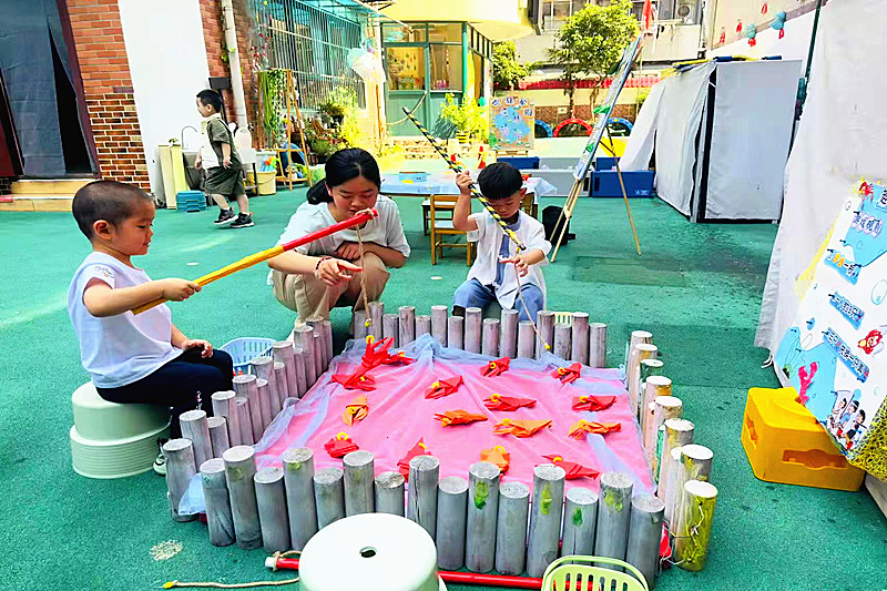 1748745935944249.jpg 玄武区梅园新村派出所关工站与花红园幼儿园共庆“六一”, 用传统端午元素点亮童趣时光(4).jpg