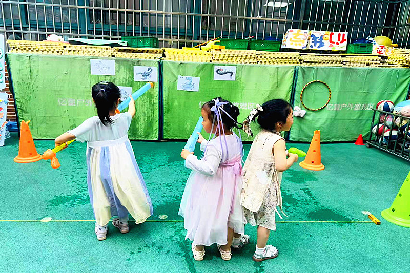 1748745947645001.jpg 玄武区梅园新村派出所关工站与花红园幼儿园共庆“六一”, 用传统端午元素点亮童趣时光(5).jpg
