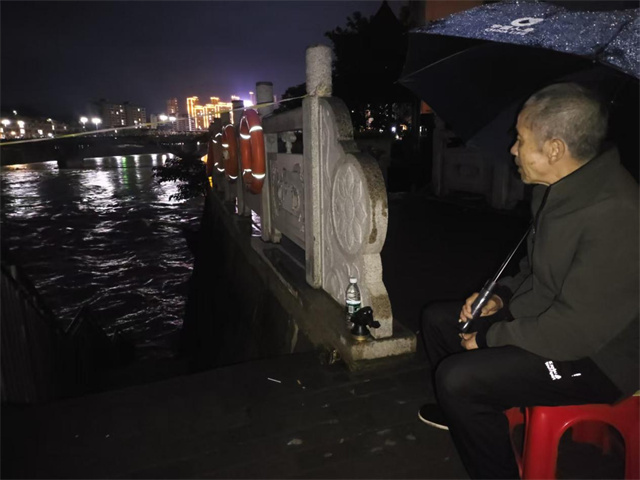 杨家华在西街河堤值守.jpg