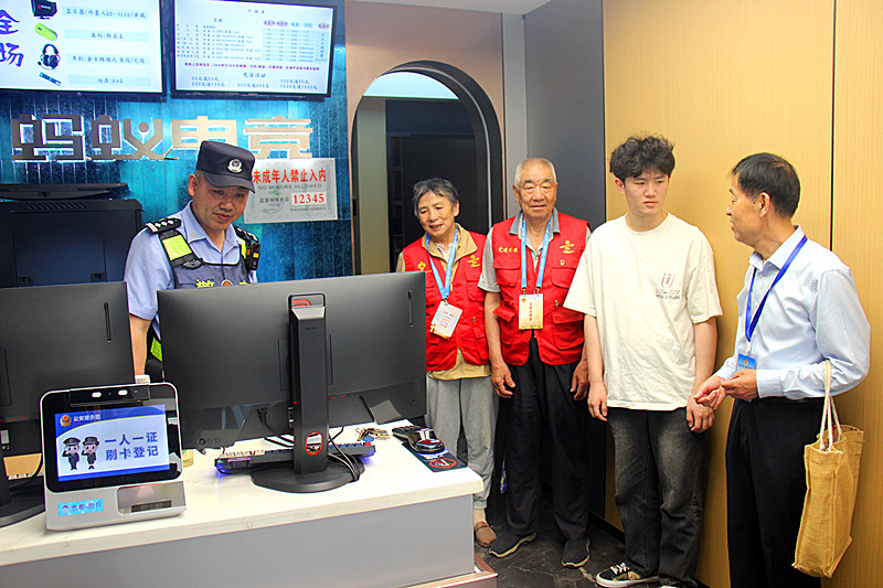 1748844804608502.jpg 玄武湖街道联合开展网吧专项巡查,守护端午清朗网络空间(1).jpg